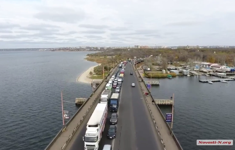 В Николаеве огромная пробка на Ингульском мосту: видео с высоты