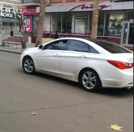 В Николаеве по главной пешеходной улице проехал Hyundai с одесскими номерами