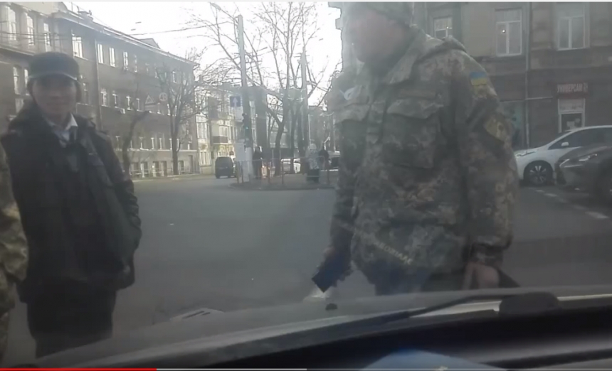 Сотрудник военкомата бросился под авто адвоката, чтобы задержать студента