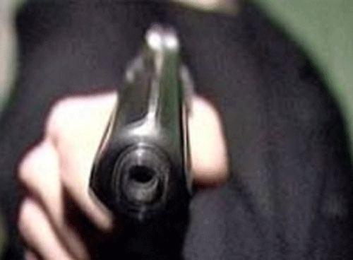 Угрожая пистолетом, злоумышленник отобрал у работника магазина 400 гривен