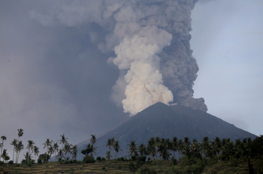 100 тысяч человек эвакуируют из-за извержения вулкана на Бали 