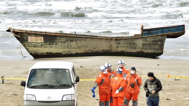 К берегам Японии прибило деревянную лодку с человеческими скелетами