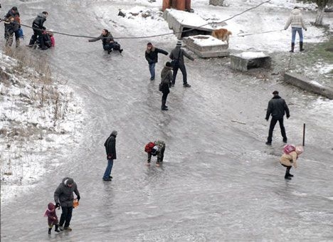 В Киеве из-за гололеда произошло 100 аварий, 69 человек травмированы