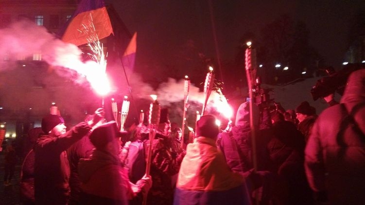Годовщина разгона студентов на Майдане: под МВД стычки с полицией. ОНЛАЙН