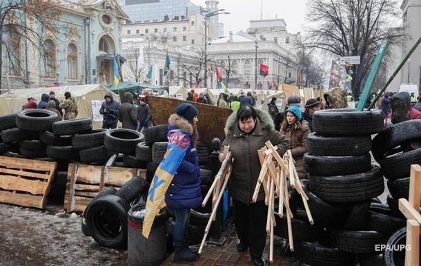 В Киеве под Радой митингуют около 1000 человек