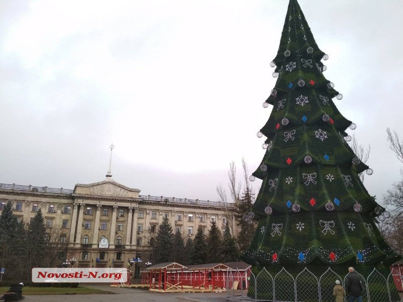 В Николаеве начали заливать каток на главной площади города. ВИДЕО