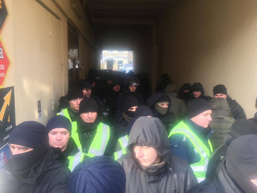 Под Печерским судом произошли потасовки между сторонниками Саакашвили и полицейскими. ВИДЕО