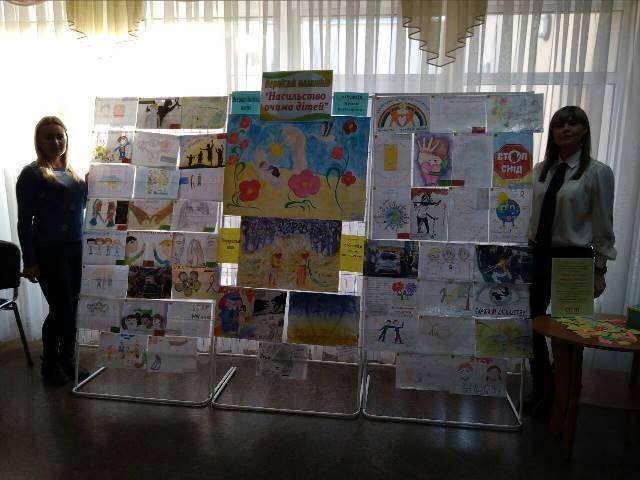 В Николаеве провели выставку детских рисунков «Насилие в семье глазами детей»