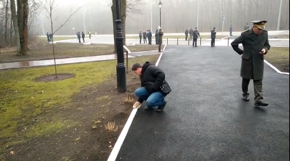 В Харькове к приезду Порошенко бордюры мыли тряпочками. ВИДЕО