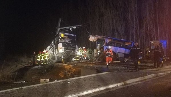 Поезд протаранил школьный автобус во Франции: есть погибшие дети 