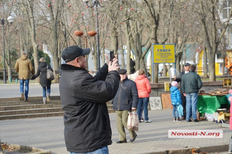 На главной улице Николаева завершили установку традиционной новогодней елки