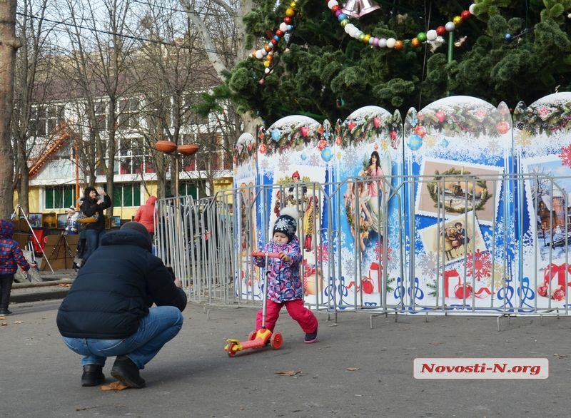 На главной улице Николаева завершили установку традиционной новогодней елки