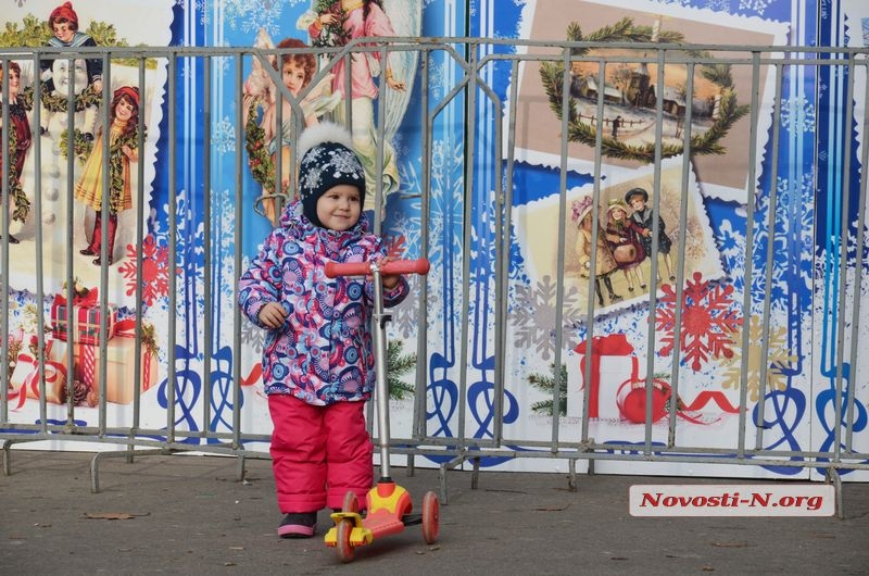 На главной улице Николаева завершили установку традиционной новогодней елки