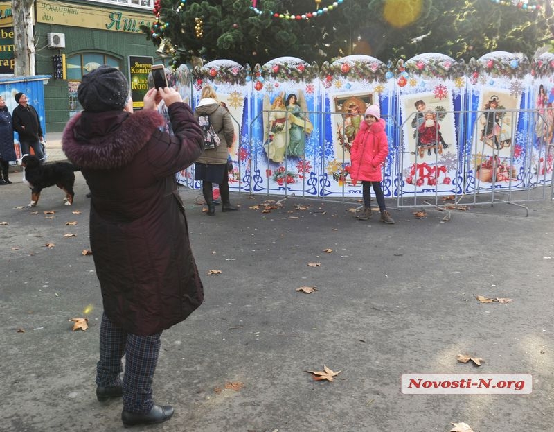 На главной улице Николаева завершили установку традиционной новогодней елки