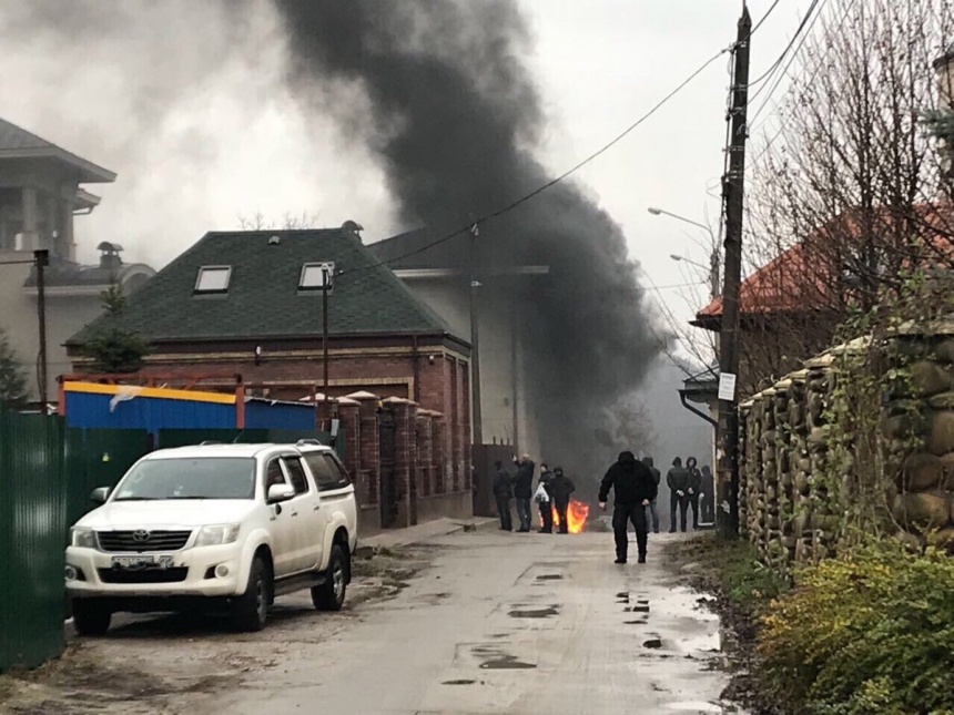 В Киеве под домом экс-министра энергетики зажгли шины, – СМИ