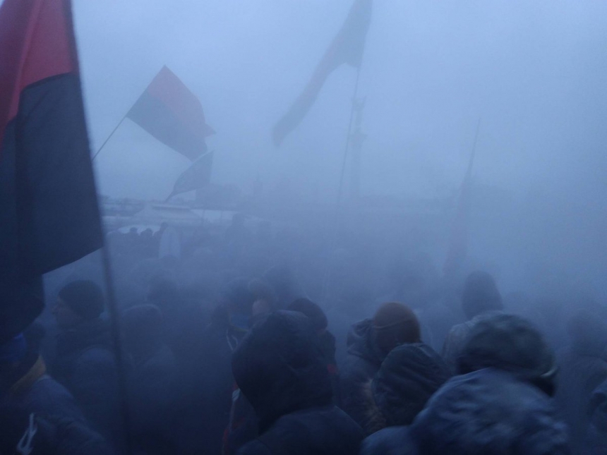 Столкновения у Октябрьского дворца: пострадали десятки правоохранителей