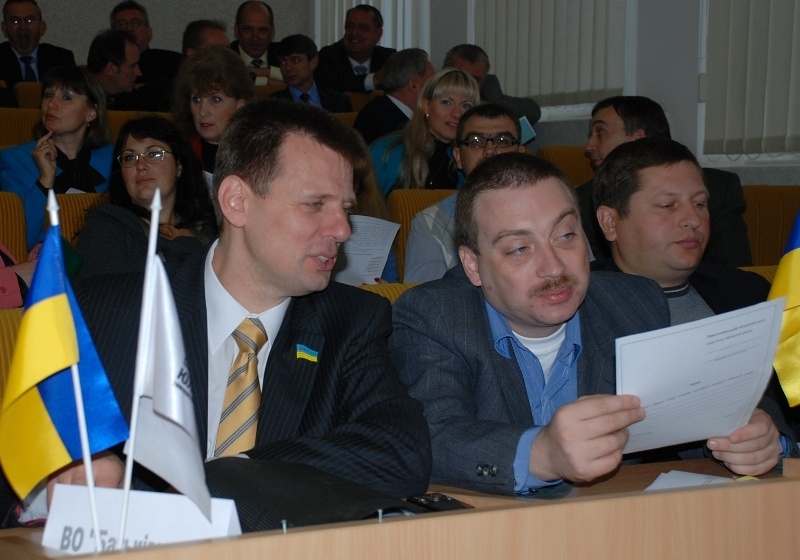 Ярослав Индиков и Станислав Мартиросов на сессии облсовета