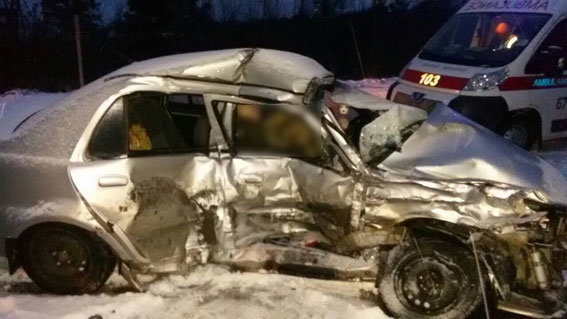 В Ровненской области на трассе столкнулись Geely и микроавтобус: 2 погибших