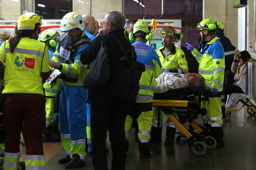 В Испании пассажирский поезд въехал в заграждение, пострадало около 40 человек