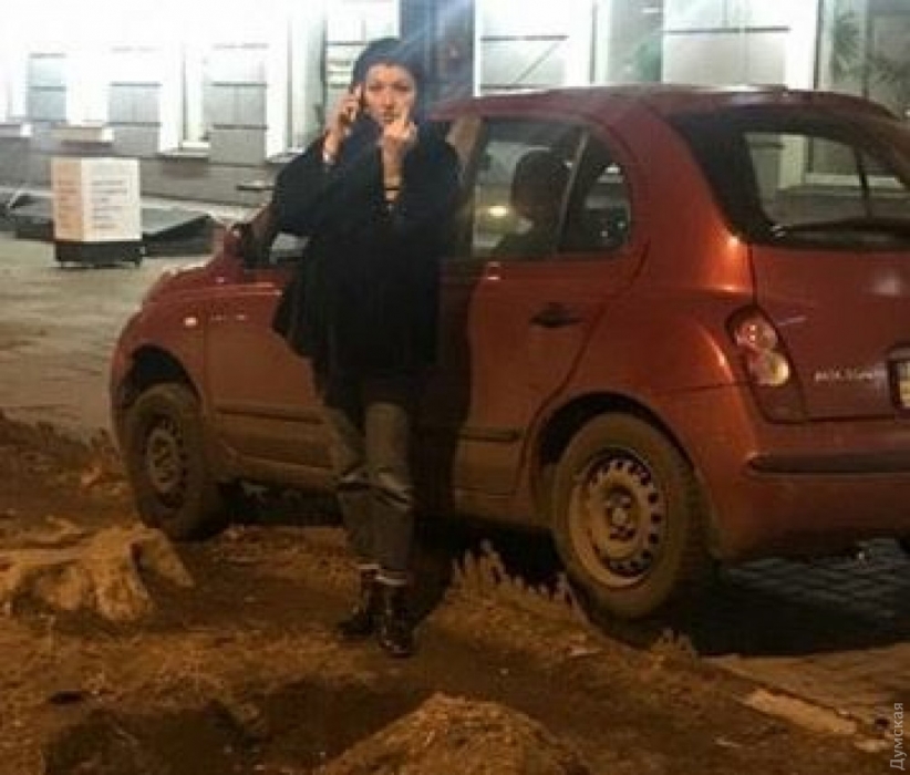 В Одессе пьяная чиновница ездила с ребёнком по городу, обматерила патрульных и ударила журналиста 
