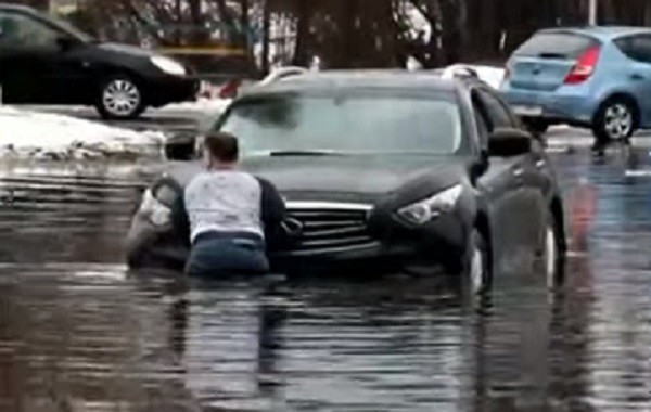 В Киеве автомобили плывут по затопленной дождями улице