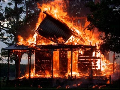 Не соблюдая правил пожарной безопасности при эксплуатации печного отопления, женщина устроила пожар у себя в доме