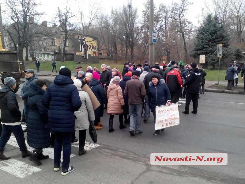 В Николаеве заводчане снова блокировали проезд по Варваровскому мосту