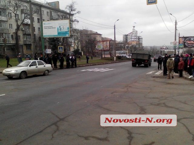 В Николаеве заводчане снова блокировали проезд по Варваровскому мосту