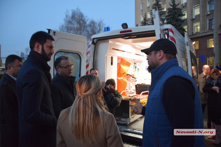 Медработники прождали губернатора Савченко полтора часа, чтобы им передали два реанимобиля 