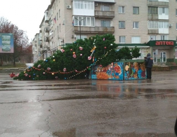Курьезные случаи, которые происходили с новогодними ёлками в Украине и мире