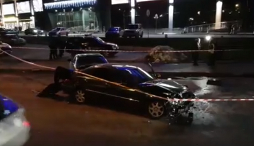 В Киеве Mercedes, уходя от полицейской погони, протаранил 6 автомобилей. ВИДЕО