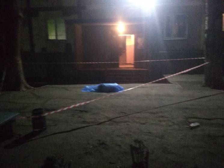 В Запорожье самоубийца, выбросившийся из окна, убил ребенка. Видео