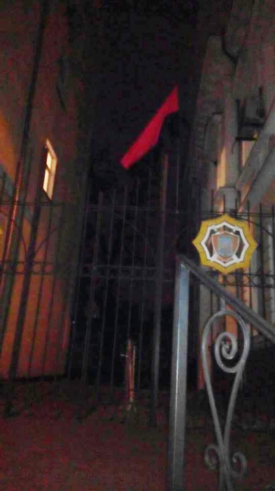 В Николаеве над областным управлением полиции националисты вывесили красно-черный флаг