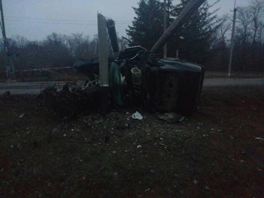 На Николаевщине BMW снес столбы и врезался в шлагбаум на переезде: водитель погиб 