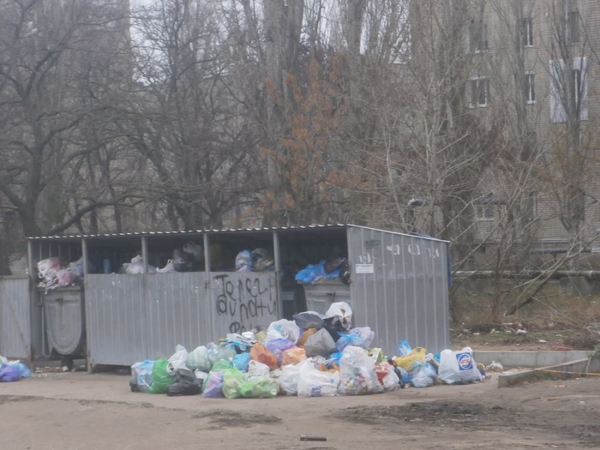 После бала: в Корабельном районе Николаева дворы завалены мусором