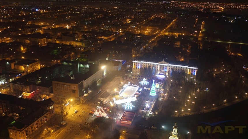 Соборную площадь Николаева показали с высоты во время новогодних фейерверков