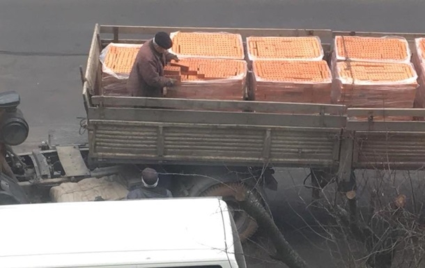 Во Львове водитель фуры помог украсть свой груз. ВИДЕО