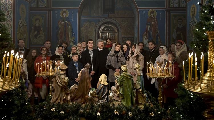 Как Украина отмечает Рождество: Порошенко записал семейный клип, а политиков почти не видно в храмах