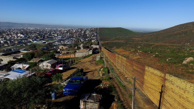 Трамп заявил о необходимости стены на границе США с Мексикой