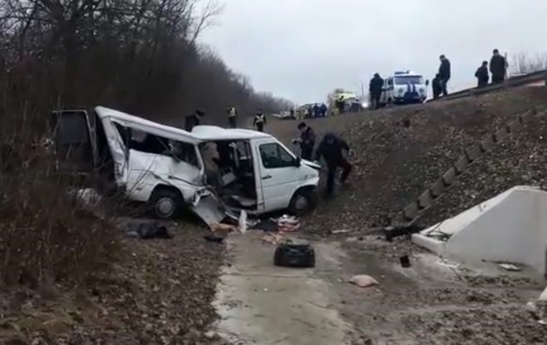 Под Курском перевернулся микроавтобус с украинцами: 3 человека погибли, 6 пострадали