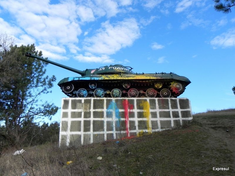 В Молдове облили краской танк "Иосиф Сталин"