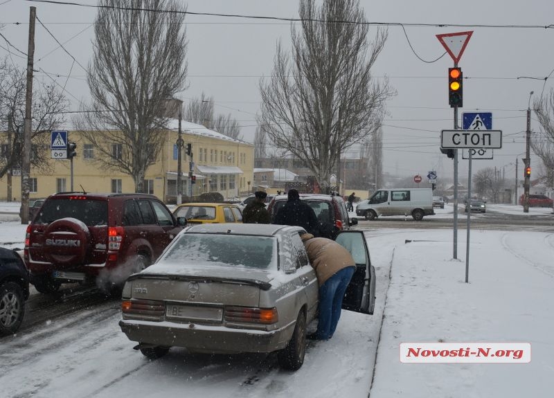 Из-за снега в Николаеве произошло много мелких аварий