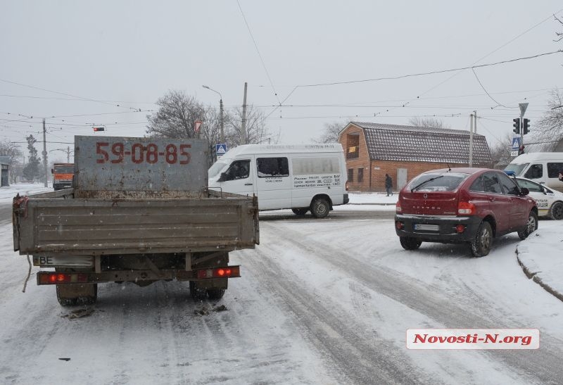 Из-за снега в Николаеве произошло много мелких аварий