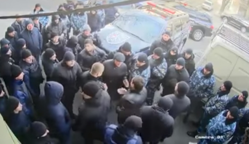В центре Одессы «стенка на стенку» вышли сотрудники двух охранных фирм. ВИДЕО