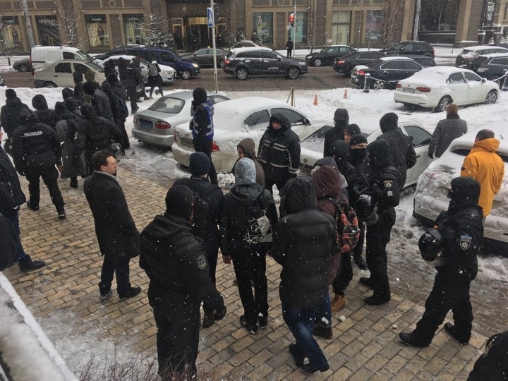 В Киеве радикалы С14 забросали яйцами антифашистов