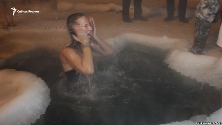 На Крещение в 40-градусный мороз Собчак окунулась в прорубь. ВИДЕО