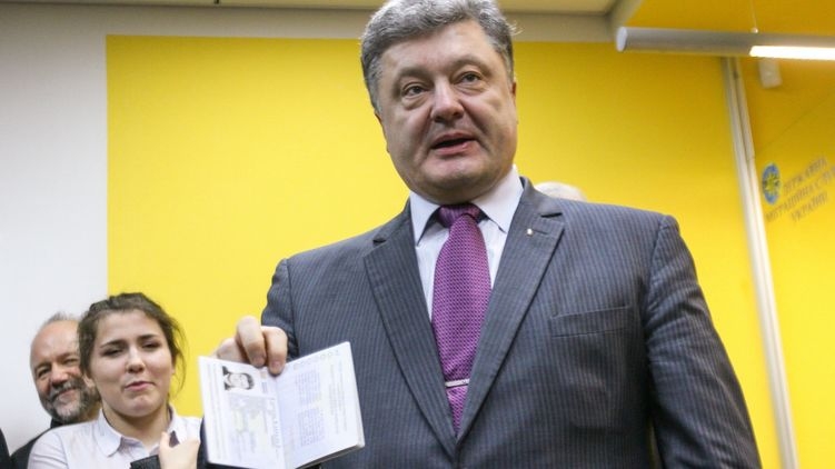 Как Порошенко удалось улететь на Мальдивы по чужому паспорту