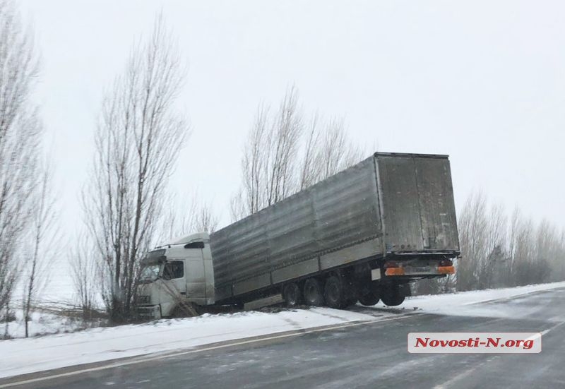 На трассе Николаев – Херсон седельный тягач из-за гололеда оказался в кювете