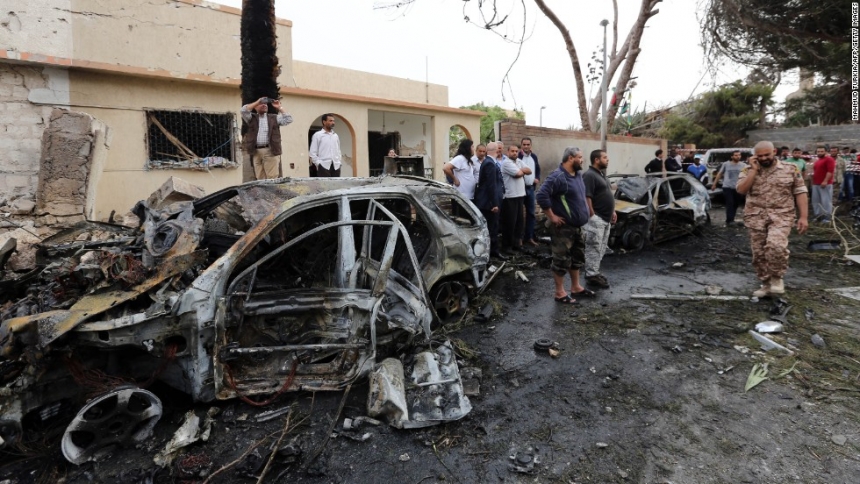 В Ливии взорвали 2 автомобиля возле мечети: погибли 33 человека