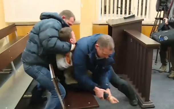 В Запорожье подозреваемый в суде пытался перерезать себе горло. ВИДЕО